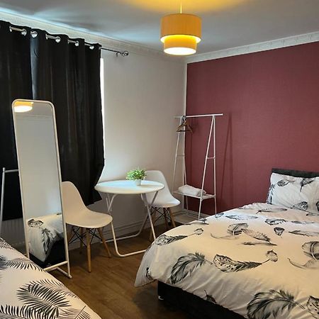 Private Room With Two Beds Near Central Londyn Zewnętrze zdjęcie