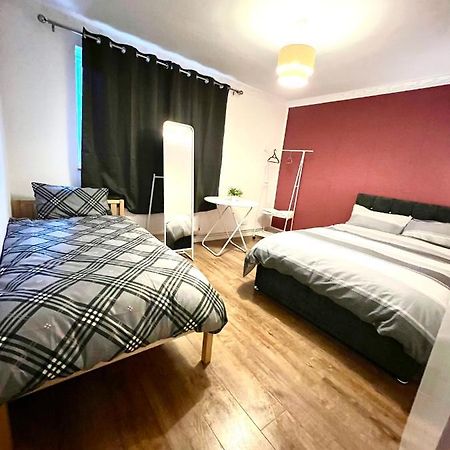 Private Room With Two Beds Near Central Londyn Zewnętrze zdjęcie