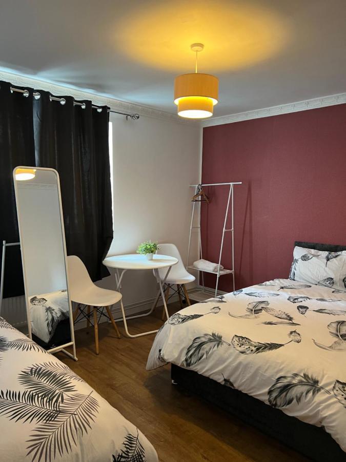 Private Room With Two Beds Near Central Londyn Zewnętrze zdjęcie