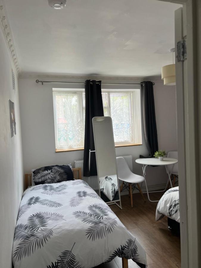 Private Room With Two Beds Near Central Londyn Zewnętrze zdjęcie