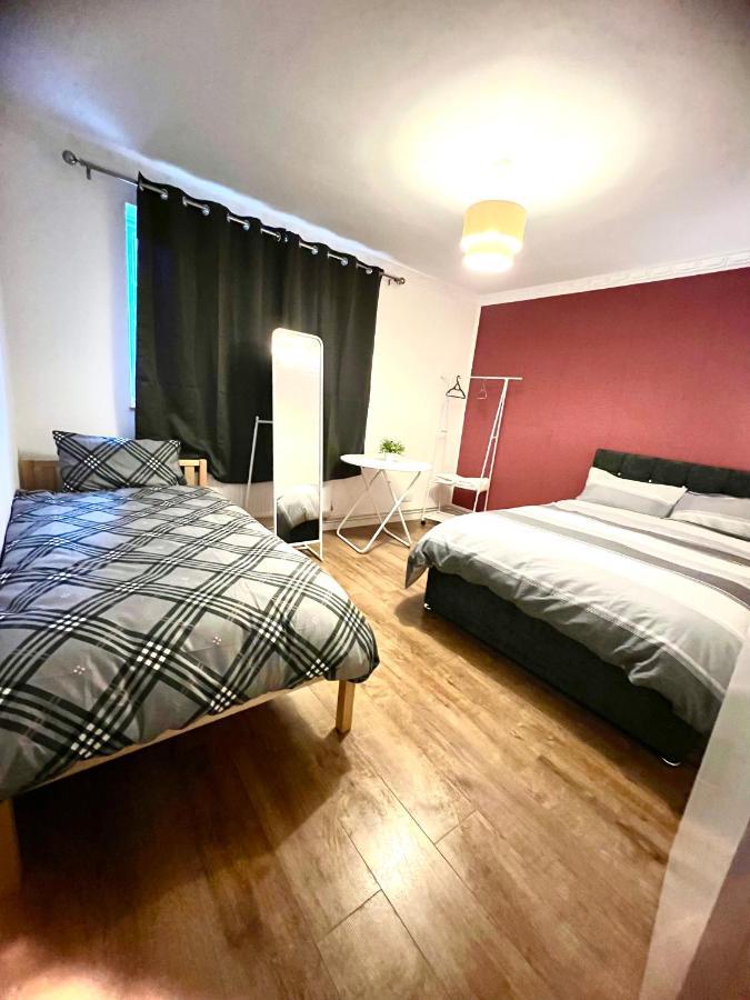 Private Room With Two Beds Near Central Londyn Zewnętrze zdjęcie